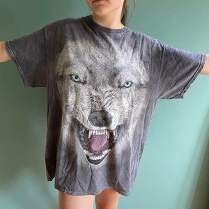 grey graphic tee with wolf image